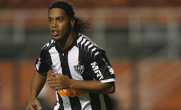 Bóng đá - VIDEO: Ronaldinho tái hiện hình ảnh ma thuật thời đỉnh cao