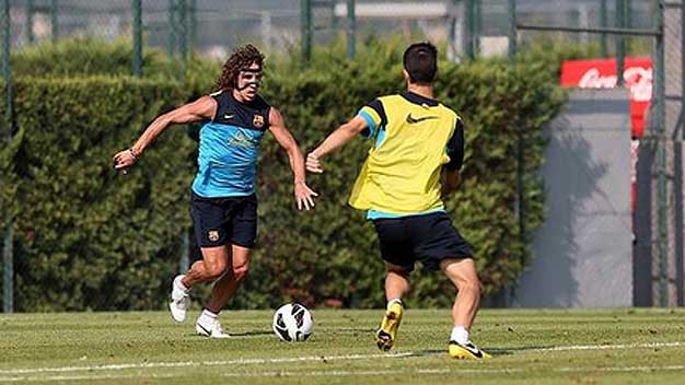 Carles Puyol trở lại “lạ lẫm” với chiếc mặt nạ