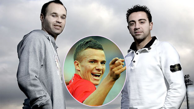 Xavi “hội ý” với Iniesta vì hiện tượng Tom Cleverley