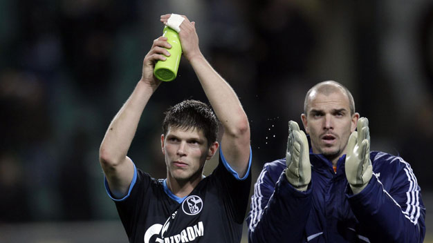 Schalke: “Bom nổ chậm” Huntelaar