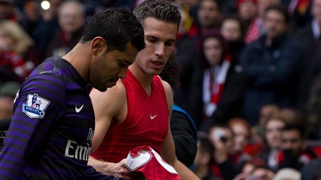 Sau vụ van Persie, Wenger cấm Andre Santos đổi áo