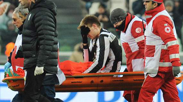 Bendtner chưa hết đen: Nghỉ 2 tháng vì chấn thương