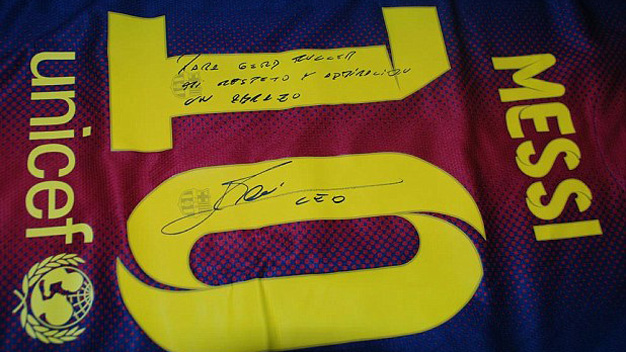 Messi tặng quà cho người bị mình phá kỷ lục