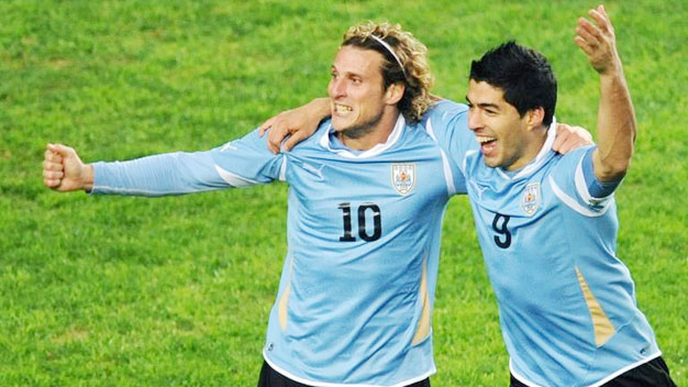 Bóng đá - Uruguay: Cuộc đua kỳ lạ của Suarez - Forlan