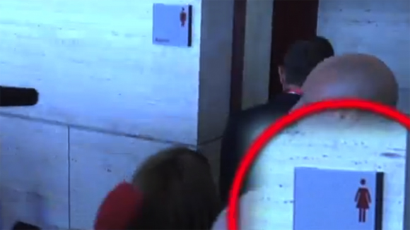 Bóng đá - Chủ tịch Barca trốn báo chí bằng cách chui vào phòng tắm nữ