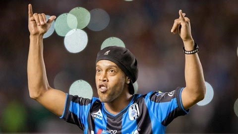 Ronaldinho đá hỏng phạt đền trong trận ra mắt CLB ở Mexico