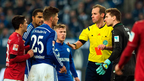Schalke thắng nhưng mất Huntelaar