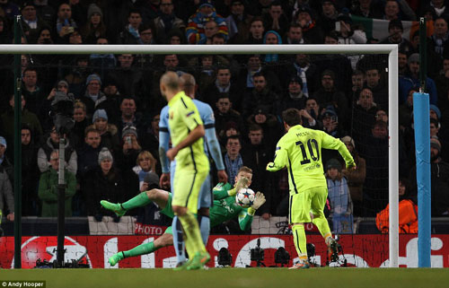 Enrique bênh vực Messi, Suarez được đối thủ khen - 1