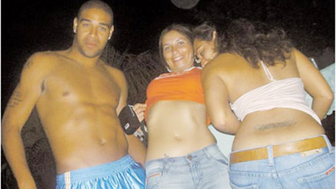 Adriano mở tiệc sex với… 18 gái gọi