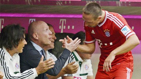 Sếp Bayern phủ nhận việc mua Douglas Costa là để thay thế Ribery