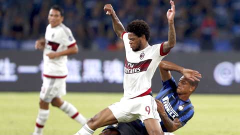 Milan đánh bại Inter 1-0: Bacca và Adriano cùng tỏa sáng ngày ra mắt