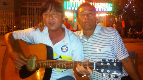 HLV Huỳnh Đức: Một tay guitar & 'ca sĩ' thứ thiệt