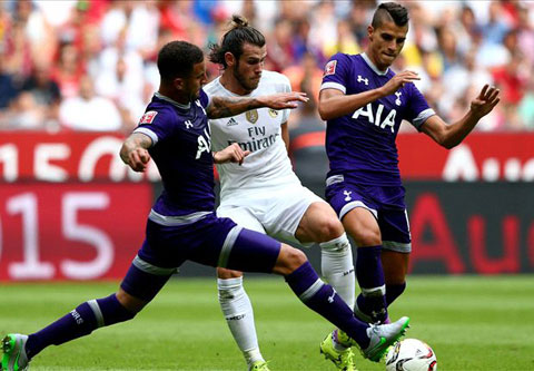 Bale bế tắc trong vòng vây cầu thủ đối phương