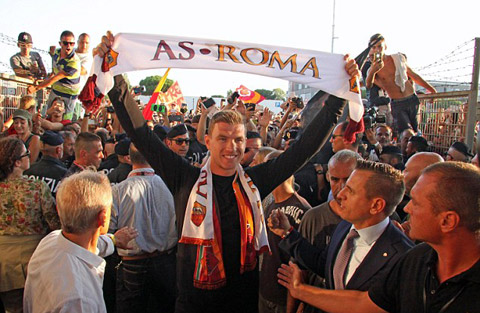 Dzeko đã có mặt tại Rome trước sự chào đón của NHM Roma