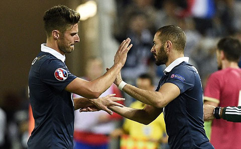 Giroud phải nhường chỗ cho Benzema sau giờ nghỉ ở trận giao hữu vừa qua giữa Pháp và Serbia