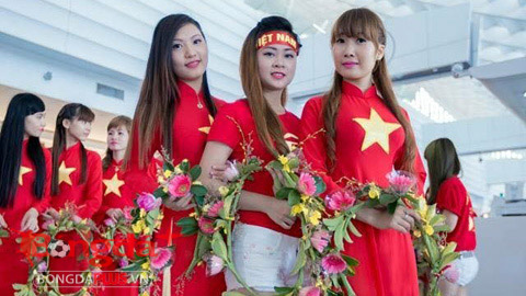 22 cô gái mặc áo dài đỏ gắn sao vàng và 15 cô gái xếp thành hàng chữ: Tôi  yêu Việt Nam
