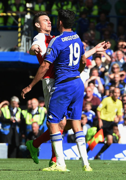 Costa huých ngực vào người Koscielny với mục đích khiến đối thủ phải nằm sân