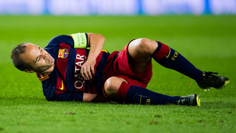 Barca thắng nhưng không vui vì Iniesta dính chấn thương