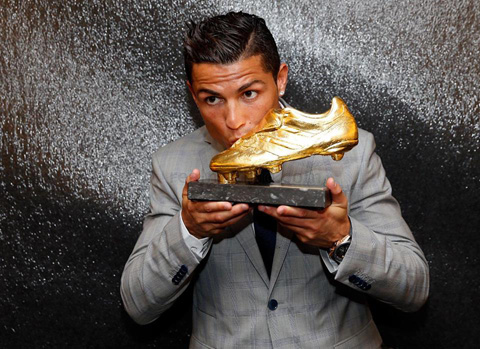 Ronaldo phần khích hôn lên chiếc giày Vàng mùa giải 2014/15