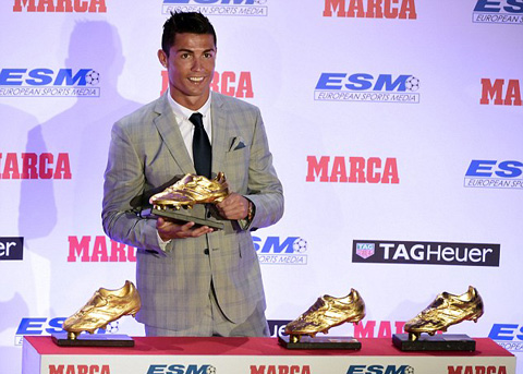 Ronaldo khoe 4 chiếc giày Vàng đã giành được trong sự nghiệp