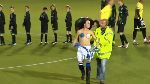 CĐV nữ ''cởi trần'' chạy vào sân tại giải Cup Hà Lan