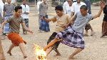 Siêu dị: Đá bóng lửa ở Indonesia