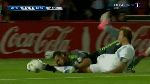 Lugano đạp thẳng vào người thủ thành Romero trong trận Argentina - Uruguay