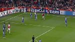 Cầu thủ 17 tuổi, Serge Gnabry của Arsenal tự tin đi bóng kỹ thuật trong trận Arsenal - Schalke