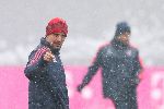 Bayern Munich tuyết rơi tràn ngập, vừa tập vừa run